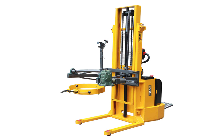 站駕式全電動油桶翻轉倒料車全圖