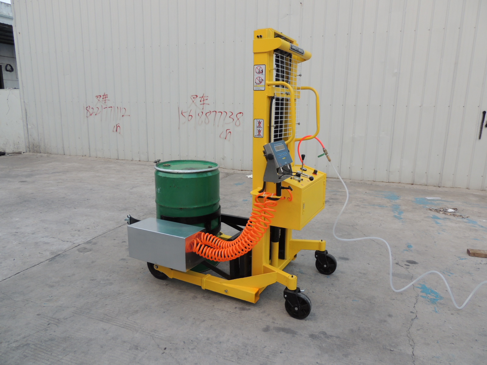 氣動(dòng)油桶倒料車