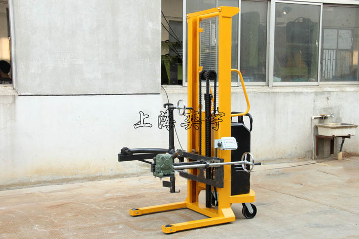 叼扣式電動(dòng)油桶翻轉(zhuǎn)倒料車帶電子秤