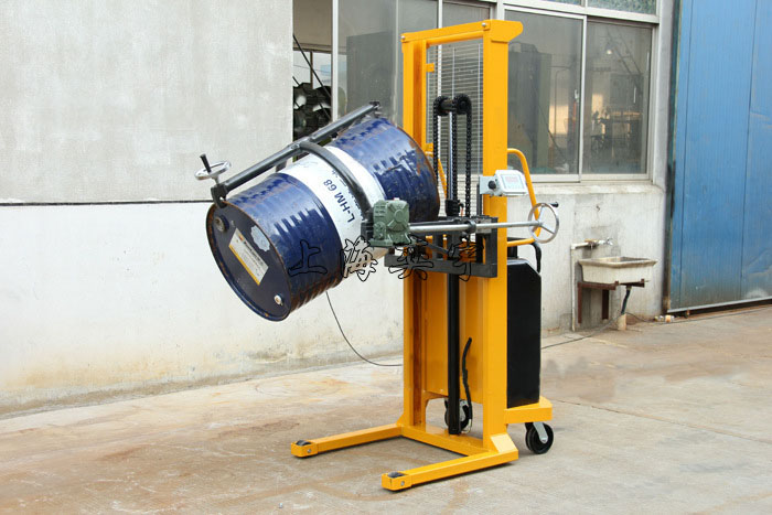 叼扣式電動(dòng)油桶翻轉(zhuǎn)倒料車