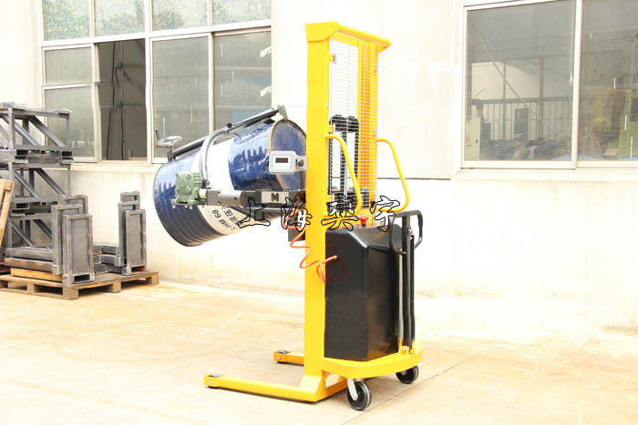 YL500B-1帶秤型電動油桶翻轉(zhuǎn)倒料車