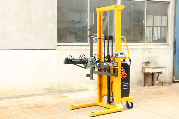 YL500B-1帶秤型電動油桶翻轉(zhuǎn)倒料車