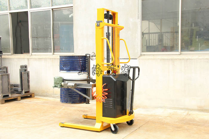 電動(dòng)油桶翻轉(zhuǎn)倒料車