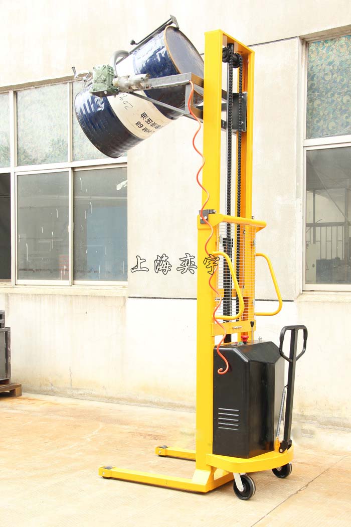 電動(dòng)油桶翻轉(zhuǎn)車
